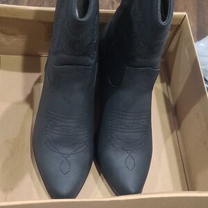 Yeti Black Ankle Booties